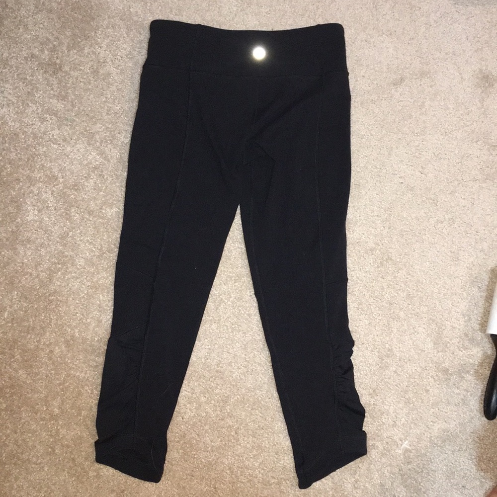 Lululemon black crops 🍋